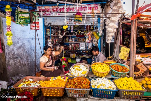 Vaishadi Rahul Hingmire y su hijo Rutik Rahul Hingmirekar trabajando en su tienda de flores.