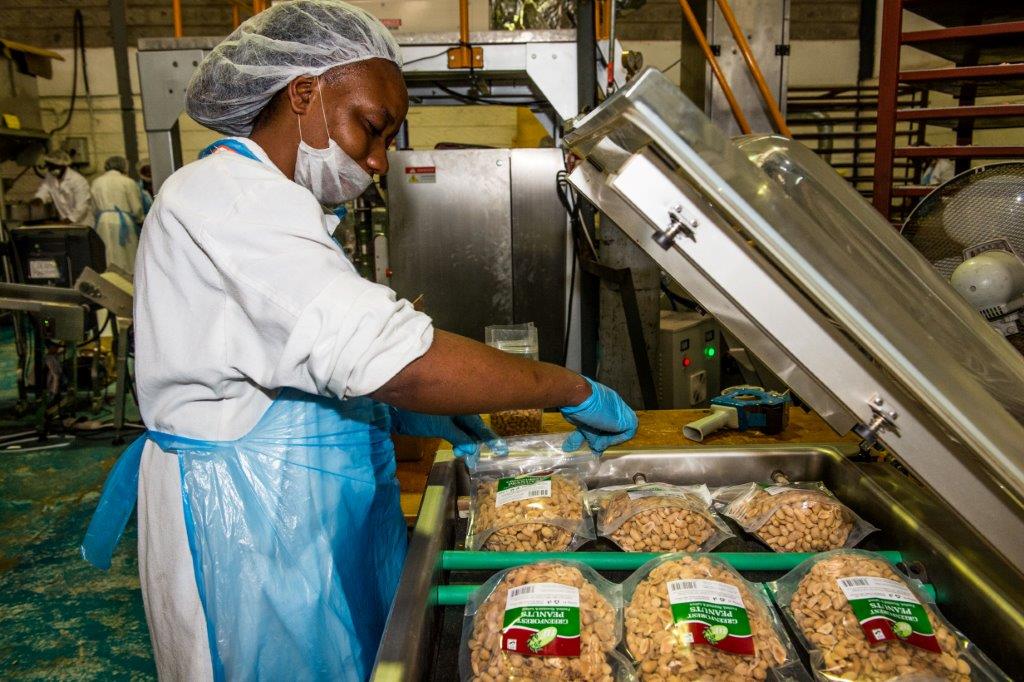 La nueva máquina de empaquetar, pagada con la financiación de Oikocredit