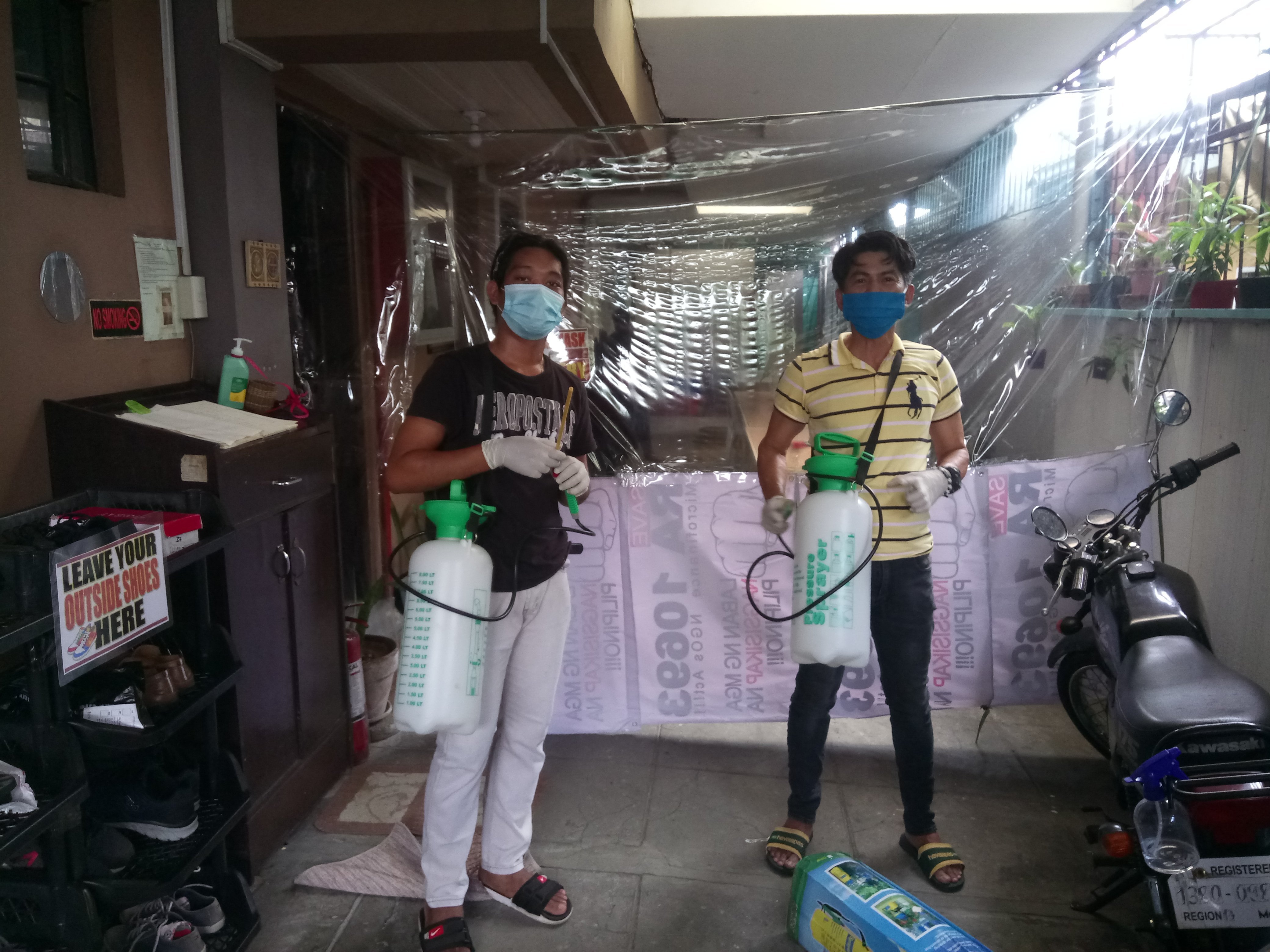 Personal del La Fayette Microfinance Bank Limited (Advans Nigeria) distribuyendo kits sanitarios adquiridos con el apoyo del fondo de solidaridad contra el coronavirus. ASHI-PH-53.jpg