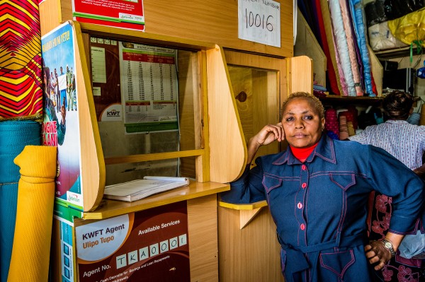 Grace ha abierto una oficina de KWTF, complementaria a su negocio textil. Grace ha abierto una oficina de KWTF, complementaria a su negocio textil.