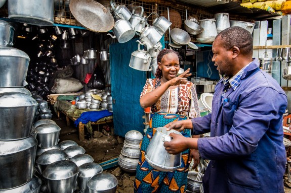 El client de JCS John Harun Nderitu Macharia amb una clienta. El client de JCS John Harun Nderitu Macharia amb una clienta.