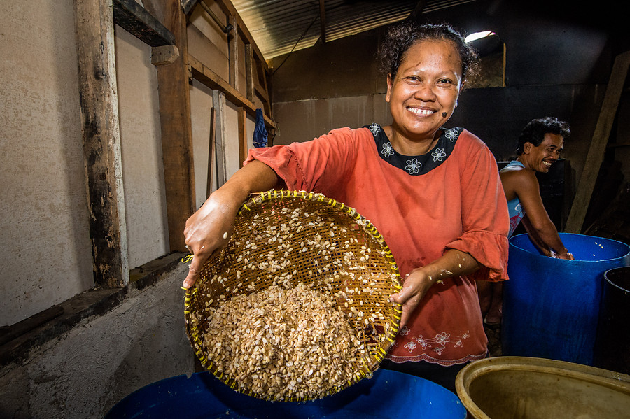 L'Ae i en Rasito, productors de tempeh que han rebut un microcr&egrave;dit d'una organitzaci&oacute; s&ograve;cia d'Oikocredit.