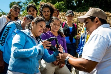 Mujeres recibiendo entrenamiento en Aldea Global. 