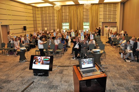 Los miembros de Oikocredit votando durante la AGA