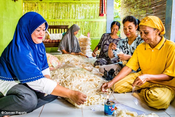 Mimin Among (Esquerra) i la seva plantilla