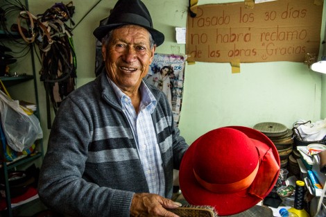 Segundo Vilema, al taller de la seva botiga. Segundo Vilema, al taller de la seva botiga.