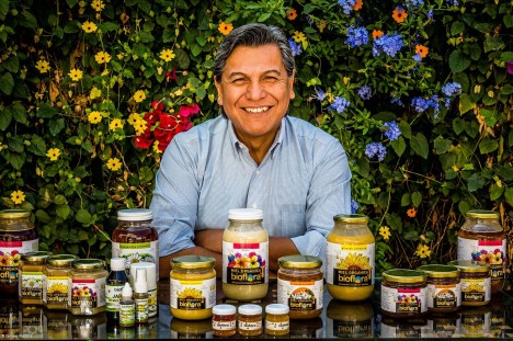 Luis Enrique Castañón Chavarría, Director General de Miel Mexicana, muestra los productos vendidos en el mercado local bajo la marca Bioflora.