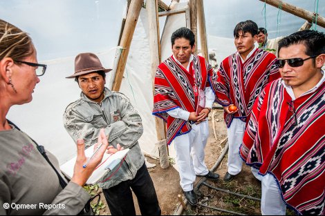 Oficials de pr&eacute;stecs de l'organitzaci&oacute; s&ograve;cia d'Oikocredit, Daquilema