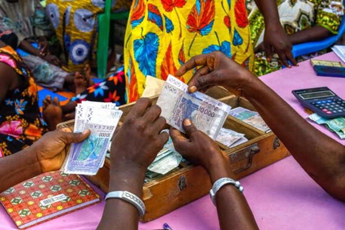 Reunión de un grupo de préstamos en Thiaoune, Senegal. Las mujeres son clientes de la organización socia de Oikocredit, CAURIE.
