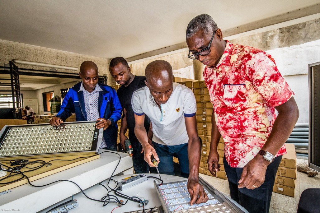 Jean Koffik CAC, Oikocredit MFIko bazkide bat, maileguak erabiltzen ditu bere ETEa finantzatzeko. Instalazio elektrikoaren negozioa energia gutxiko argiztapen publikoko lanetan espezializatzen da. CAC-CI-13.jpg