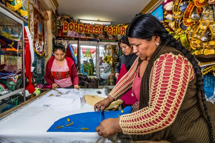 Mirian R Condarco Choque tiene un pequeño negocio de confección de banderas. Es clienta de CIDRE IFD, socia de Oikocredit en Bolivia.