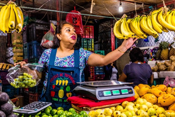 Marta Nelba Barsenas Rangel pesa raïm a la seva parada del mercat