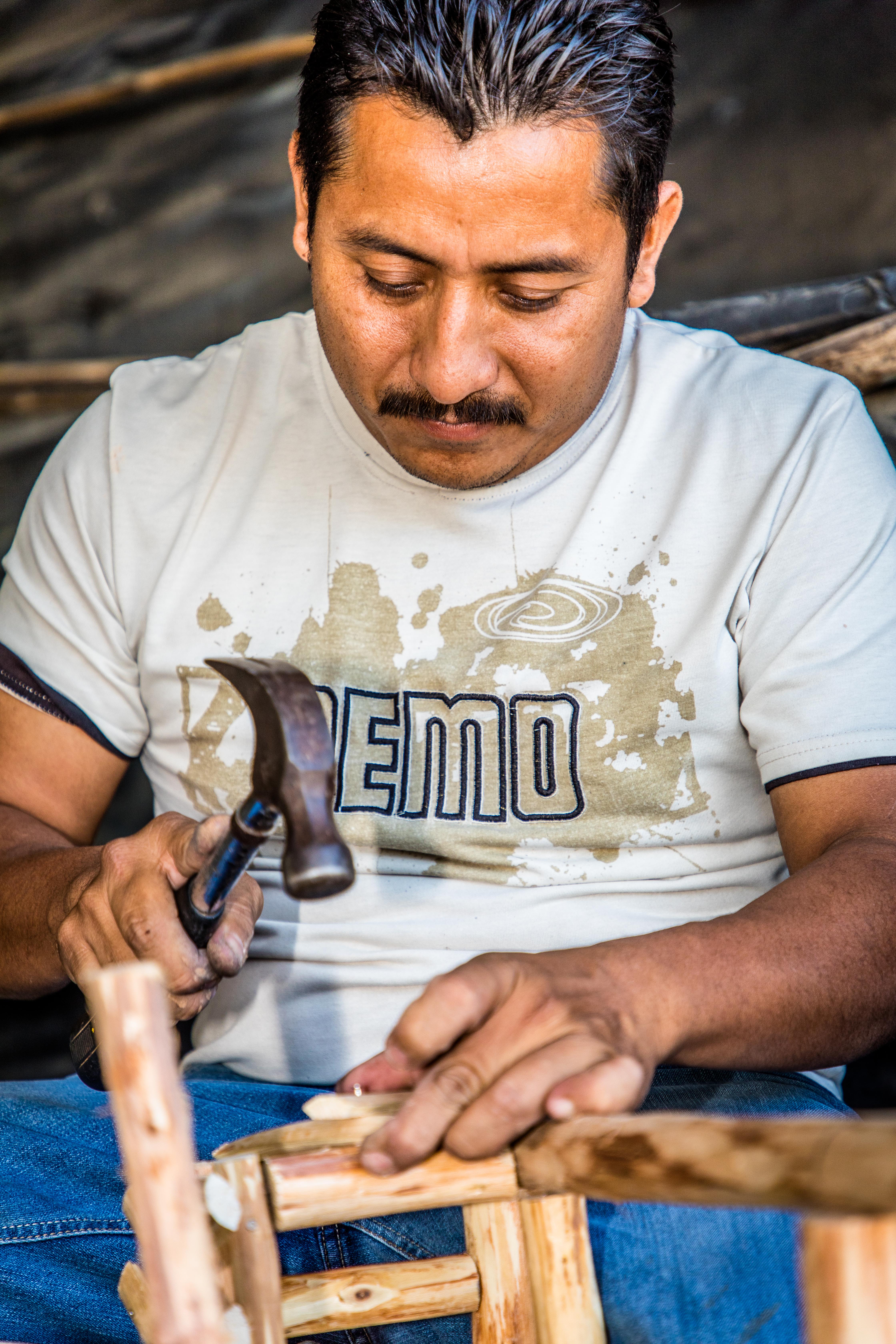  Alexander Ulyses Perez fent mobles de fusta