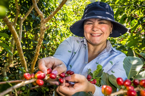 Foto de Ruth Solis, productora de café miembro de la organización costarricense Café de Altura.