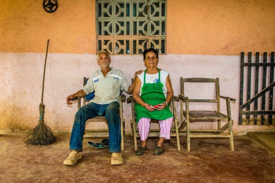 Paulino Sanchez Samaniego y Lourdes López Balaguera sentados en el porche de su finca. Paulino Sanchez Samaniego y Lourdes López Balaguera sentados en el porche de su finca.