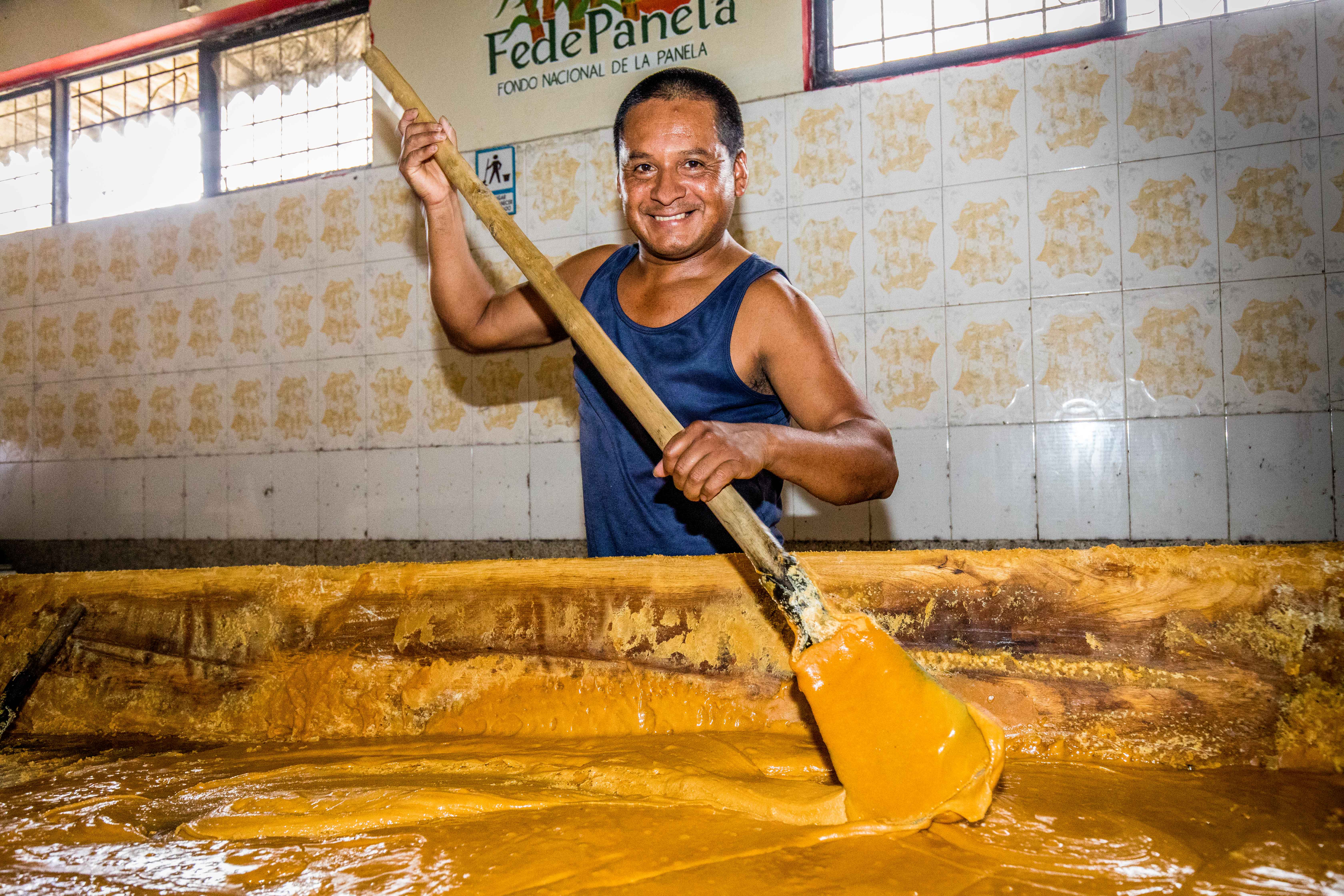 Removiendo la pasta de az&uacute;car para hacer "panela"